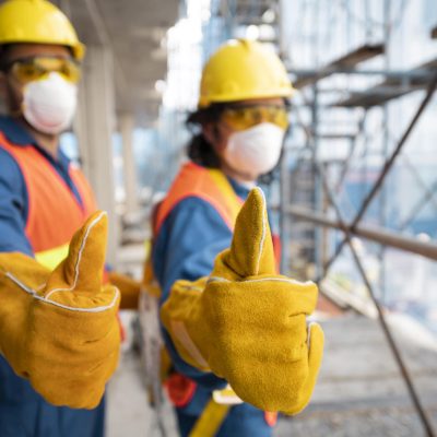 funcionario-com-vista-lateral-com-equipamento-de-seguranca